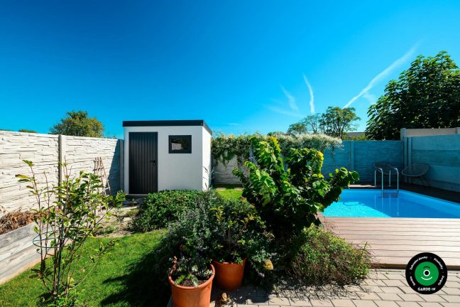 Praktický malý domek na sezónní zahradní příslušenství a potřeby