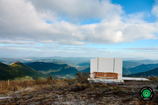 Uložené stavební panely připravené k montáži na místě
