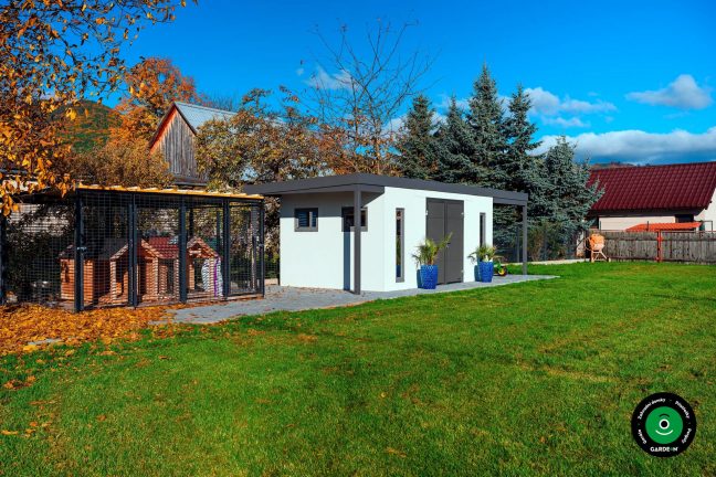 Bílý montovaný zahradní domek s přístřeškem a úložným prostorem