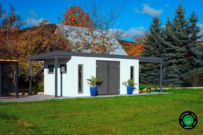 Montovaný domek s modrými květináči a upraveným trávníkem okolo