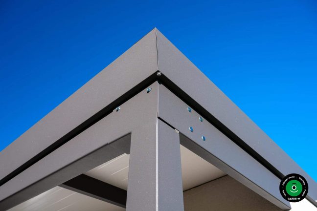 Detail okna na zahradním domku