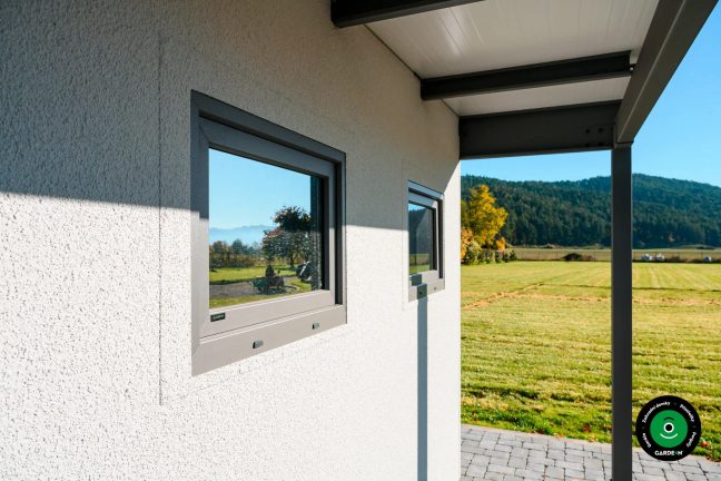 Detail dveří zahradního domku se sedlovou střechou