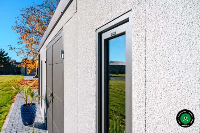 Atika zahradního domku se sedlovou střechou