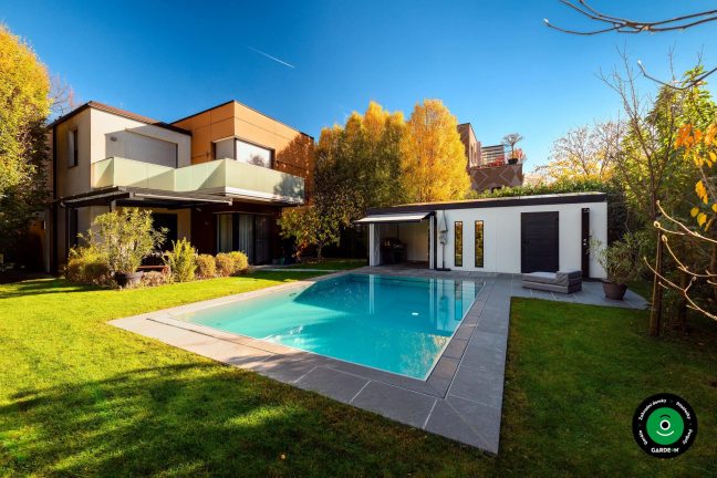 Zahradní domek u bazénu s otevřeným přístřeškem