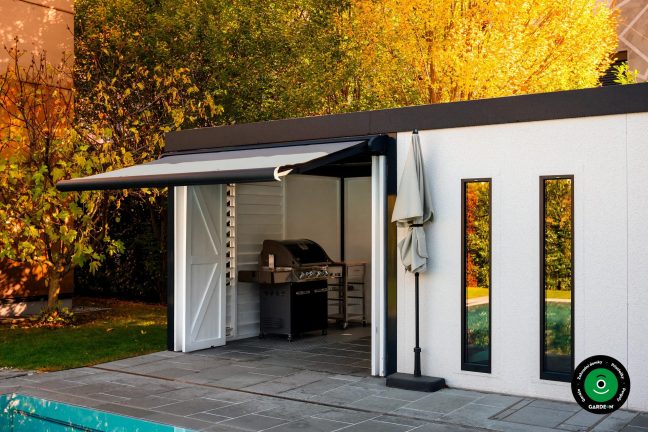Přístřešek se zahradním grilem a otevřenými skládacími dveřmi