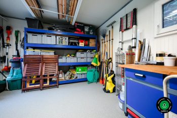 Úložné regály s příslušenstvím a chemikáliemi pro bazén
