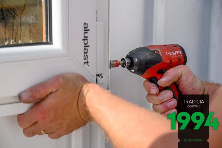 Upevňování rámu okna do stěnového panelu zahradního domku.