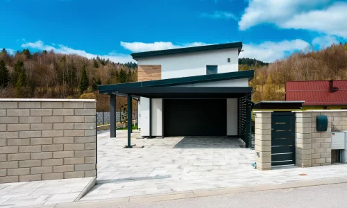 Stylový přístřešek pro dvě auta s moderní ocelovou konstrukcí