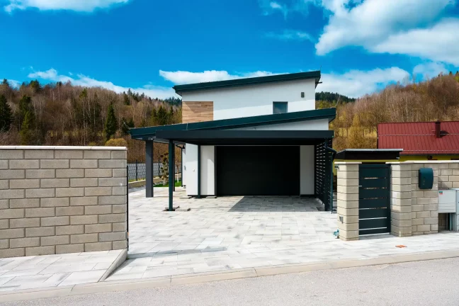 Stylový přístřešek pro dvě auta s moderní ocelovou konstrukcí
