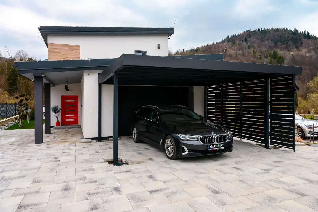 Moderní přístřešek pro auto s pevnou konstrukcí a elegantním designem