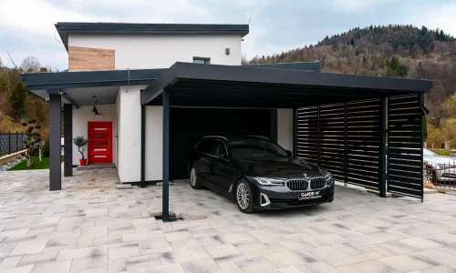 Moderní přístřešek pro auto s pevnou konstrukcí a elegantním designem
