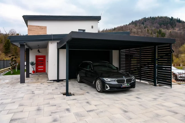 Moderní přístřešek pro auto s pevnou konstrukcí a elegantním designem