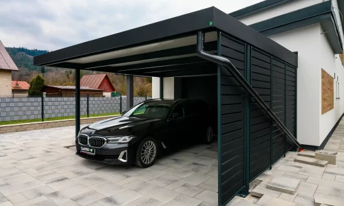 Prostorný přístřešek pro auta s antracitovou konstrukcí u rodinného domu