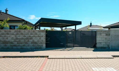 Moderní přístřešek pro jedno auto s antracitovou ocelovou konstrukcí