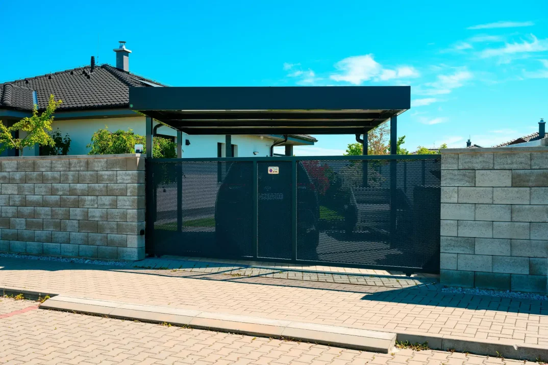 Stylový přístřešek pro parkování auta u moderního rodinného domu