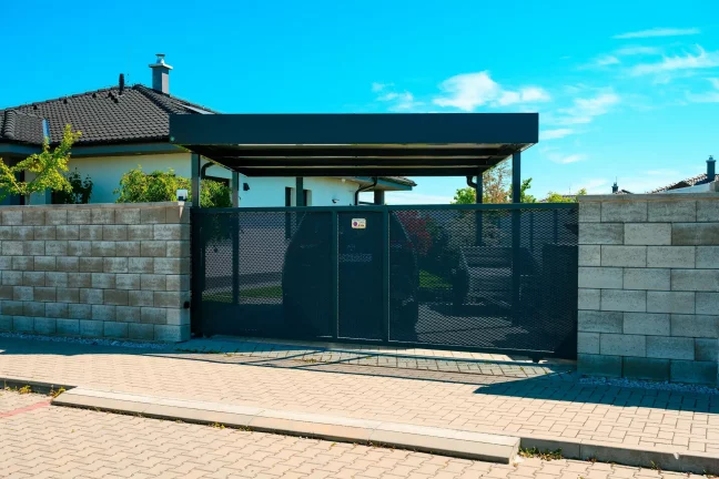 Stylový přístřešek pro parkování auta u moderního rodinného domu
