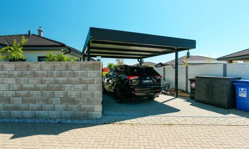 Praktický přístřešek pro auto s pevnou střešní konstrukcí a stíněním