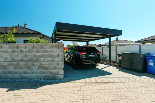 Praktický přístřešek pro auto s pevnou střešní konstrukcí a stíněním