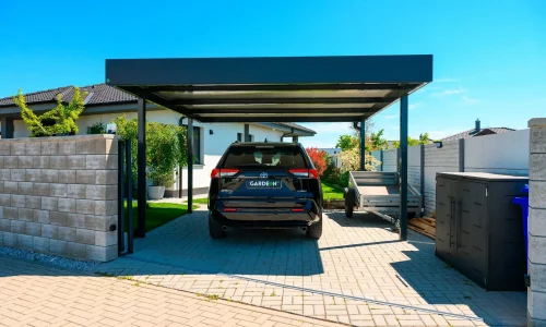 Minimalistický přístřešek pro jedno auto s moderním designem a střechou