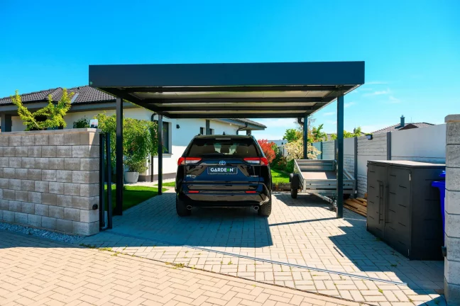Minimalistický přístřešek pro jedno auto s moderním designem a střechou