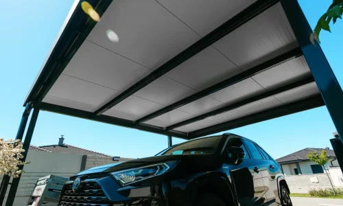 Detail moderní střešní konstrukce přístřešku pro osobní motorové vozidlo