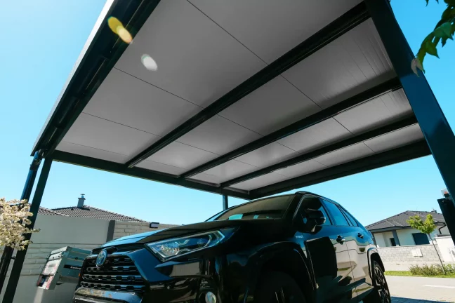 Detail moderní střešní konstrukce přístřešku pro osobní motorové vozidlo