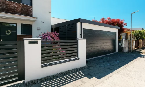 Praktický přístřešek pro parkování auta s moderní antracitovou konstrukcí