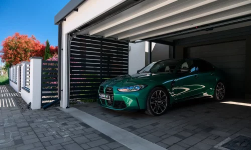 Detail parkovacího prostoru pod moderním přístřeškem se stíněním boků
