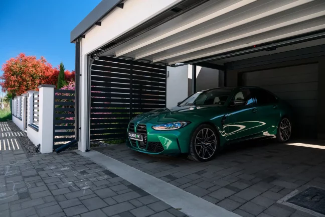 Detail parkovacího prostoru pod moderním přístřeškem se stíněním boků