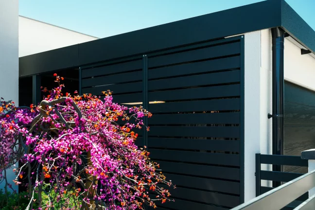 Boční detail moderní konstrukce přístřešku s antracitovým stíněním