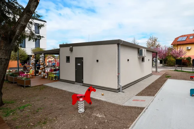 Moderní gastro kiosek s elegantní terasou a kvalitním venkovním provedením