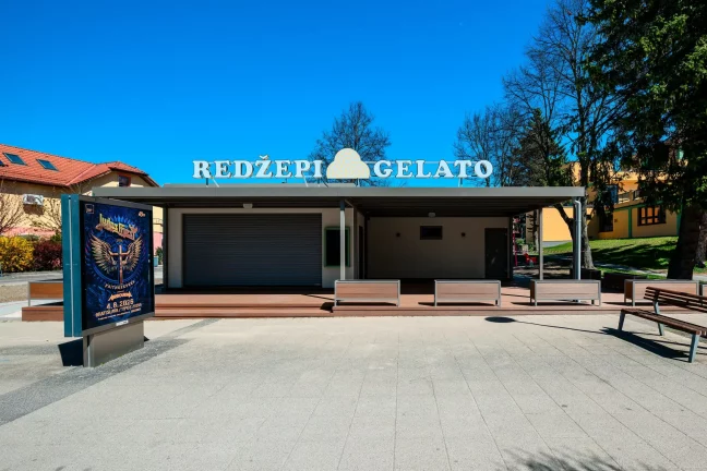 Stylový zmrzlinový stánek s moderní fasádou a venkovním posezením