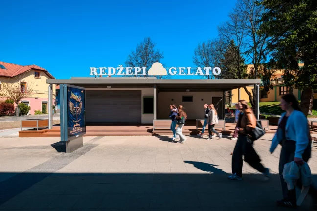 Elegantní prodejna zmrzliny s velkou terasou a venkovním posezením