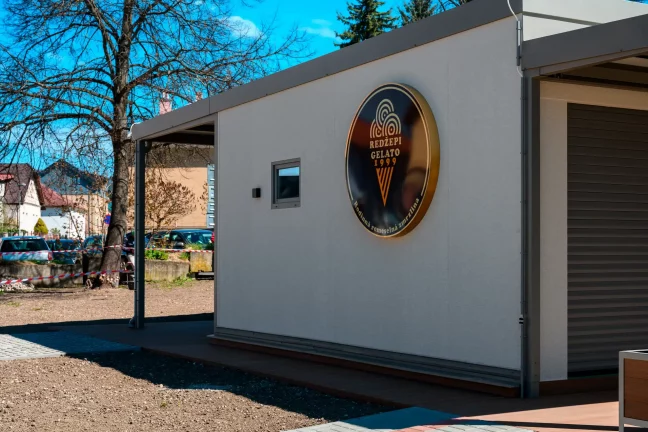 Moderní gastro stánek se zmrzlinou a prostorným krytým posezením