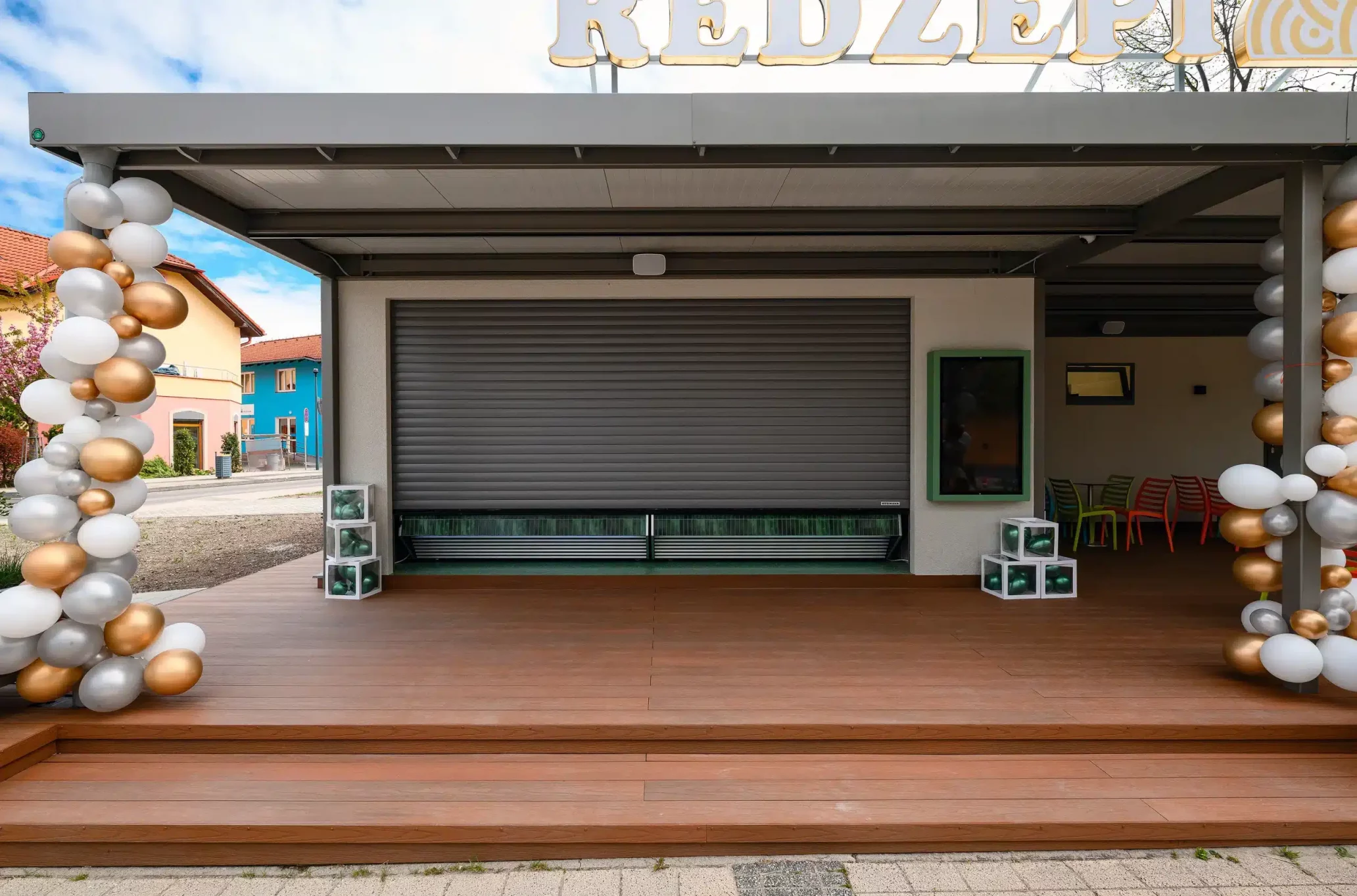 Stylový zmrzlinový prostor s otevřeným konceptem a moderním vybavením