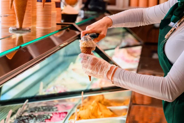 Nabírání řemeslné zmrzliny v moderní prodejně s gastro vybavením