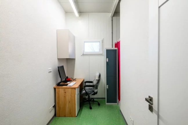 Technická místnost v gastro provozu s moderním vybavením a umyvadlem