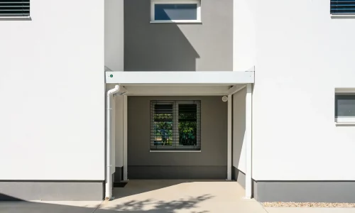 Praktický přístřešek u zahradního domku s čistým moderním designem