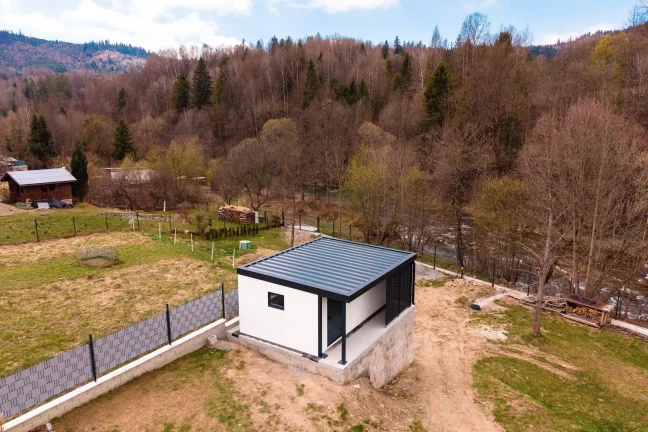 Moderní zahradní domek s přístřeškem a antracitovou pultovou střechou