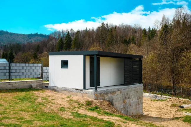 Moderní montovaný zahradní domek se zastřešenou terasou a boční stěnou