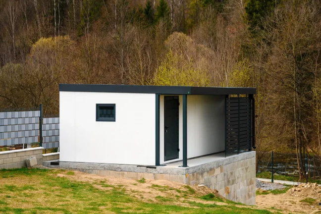 Zahradní domek s minimalistickým designem a praktickým venkovním přístřeškem