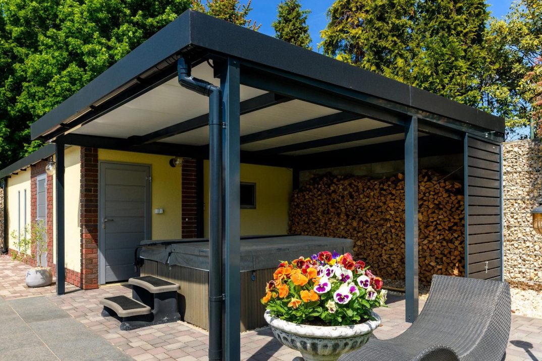 Pergola GARDEON v antracitové barvě na zahradní terase s vířivkou