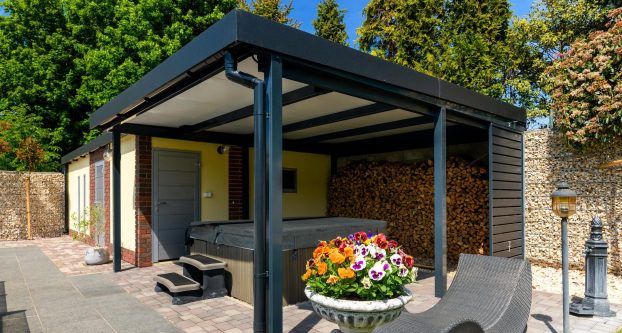 Pergola GARDEON v antracitové barvě na zahradní terase s vířivkou