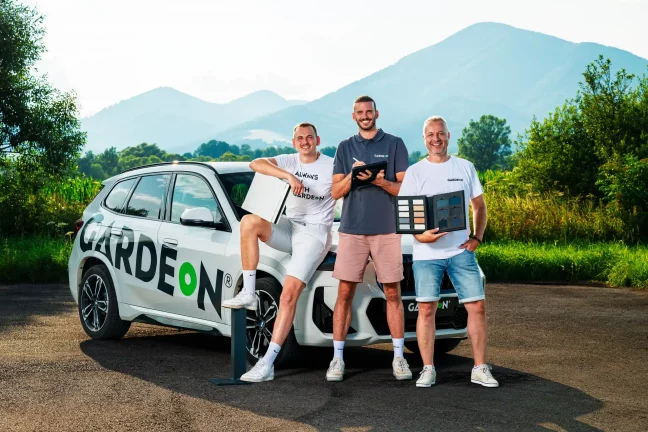 Obchodní agenti GARDEON s vzorníkem barev u firemního BMW.
