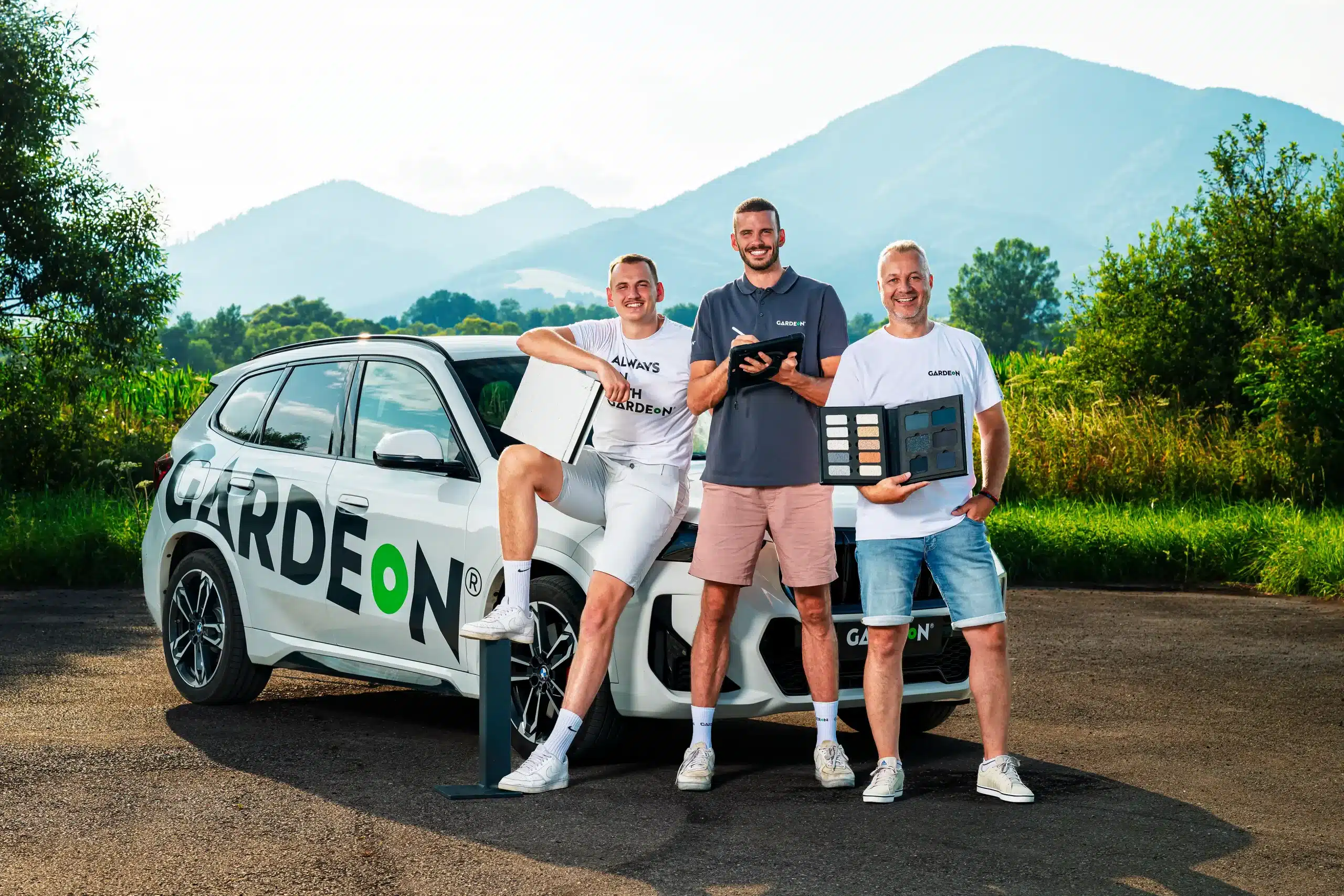 Obchodní agenti GARDEON s vzorníkem barev u firemního BMW.