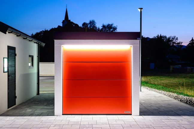 Oranžová brána Hörmann na garáži s omítkou KABE.