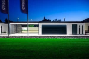 Rozs&aacute;hl&yacute; showroom GARDEON s om&iacute;tkou KABE a antracitov&yacute;mi br&aacute;nami H&ouml;rmann.