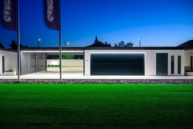 Rozsáhlý showroom GARDEON s omítkou KABE a antracitovými bránami Hörmann.