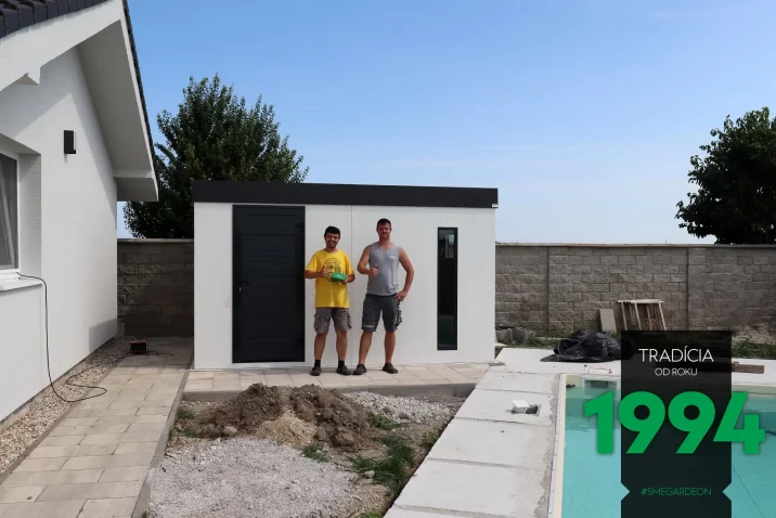 Zahradní domek Gardeon po instalaci u bazénu