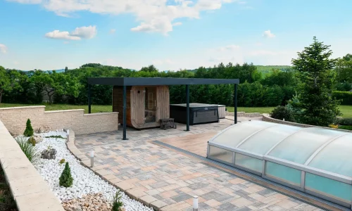 Pergola u bazénu se zastřešením, dekorativní kameny a okrasné rostliny